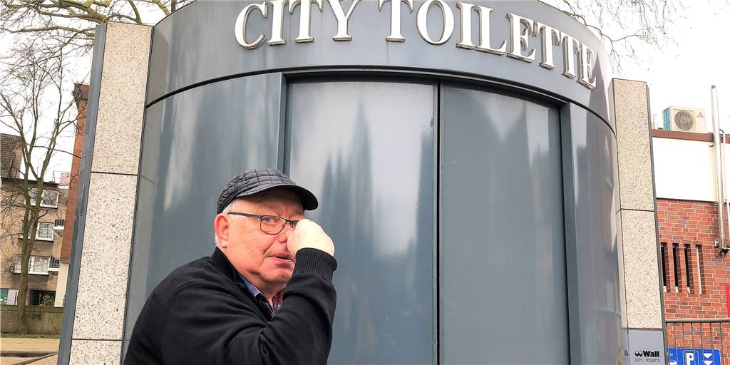 Empörung über City-Toilette: „Die stinkt wie ein Plumpsklo“ Beim Treffen mit Marktmeister Reiner Gallen am Freitag (21.2.) war die City-Toilette außer Betrieb. Vor allem wegen des schlimmen Geruchs drinnen wünschen sich Gallen und die Markthändler eine neue Toilett