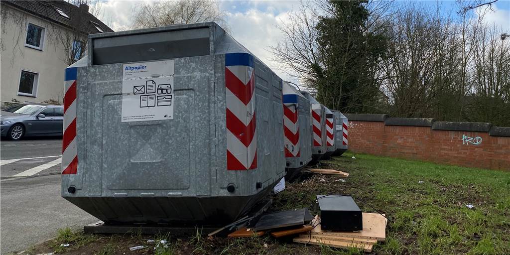 Papier- und Glas-Container auf schlammiger Wiese beschäftigen Anwohner, EDG und Stadt An der Somborner Straße stehen Glas- und Papier-Container auf einer schlammigen, vermüllten Wiese.