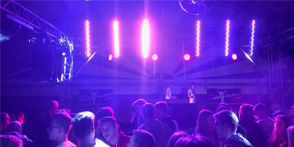 Mit vielen Fotos: „Vegas Glamour“ gab es am Freitagabend auf der Party im Festzelt in Selm Mit vielen Fotos: „Vegas Glamour“ gab es am Freitagabend auf der Party im Festzelt in Selm