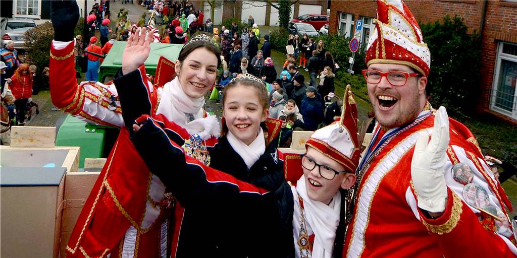 Mit vielen Bildern und Video: Tausende Narren feiern in Südlohn ihren Karnevalsumzug Prinz Bernd I. Stenpaß (r.), Prinzessin Milena I. Keimel und das Kinderprinzenpaar Leon I. Odenwald und Melina I. Kippert genossen am Samstag das Bad in der Menge. Den Umzug des KFK Südlohn werten sie als vollen Erfolg.