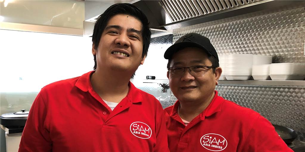 Asia-Imbiss Siam in Wickede ist umgezogen Nhat Quang Huynh (r.) - hier mit seinem Mitarbeiter Antoni Lien - betreibt seinen Siam-Imbiss nun an der Meylantstraße 91A