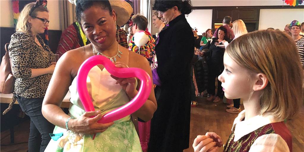 Organisatoren denken über Neuerung beim Kinderkarneval nach Clown Lucy zeigte Herz - und Fingerfertigkeit beim Modellieren von Luftballons.