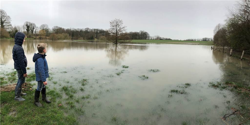 Berkelanrainer in Stadtlohn blicken sorgenvoll aufs Hochwasser Wilm und Lutz Brügging blicken in Estern auf die Berkelaue, durch die der Fluss am Montag in seltener Breite zog.