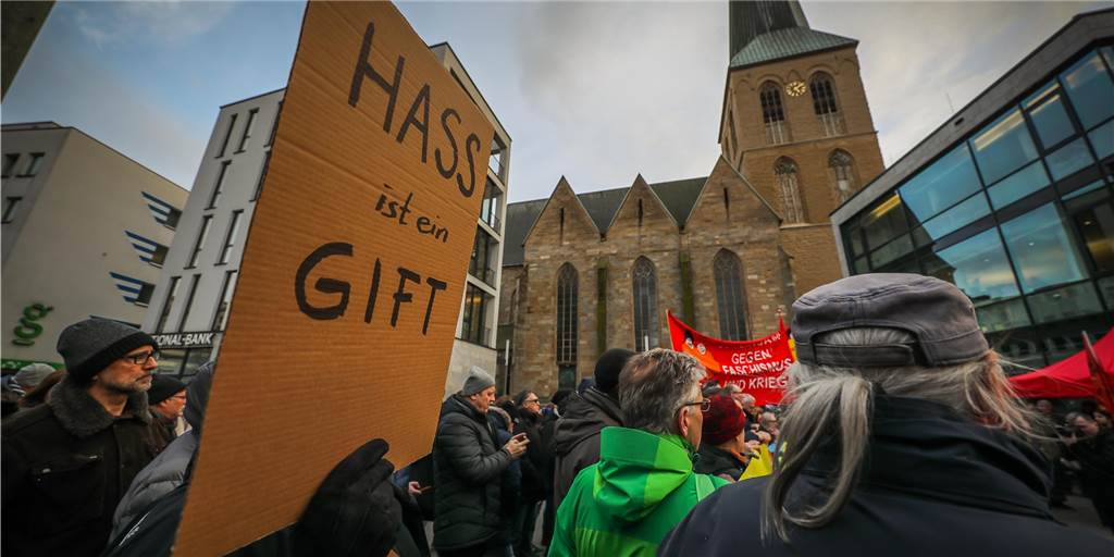„Brauner Wolf“: Grüne reagieren deutlich auf Dortmunder AfD-Äußerungen zu Hanau und Höcke Dortmunder haben in den vergangenen Tagen bei Demos und Mahnwachen wie hier an der Petrikirche deutlich Flagge gegen rechte Hetze gezeigt.