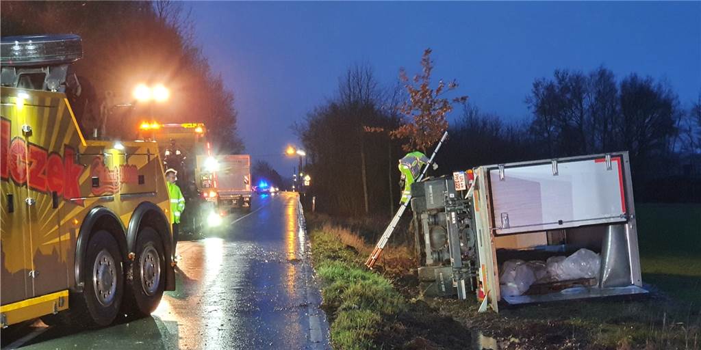 Lkw mit Gefahrgut umgekippt – Schwerter Straße stundenlang gesperrt Lkw mit Gefahrgut umgekippt – Schwerter Straße stundenlang gesperrt