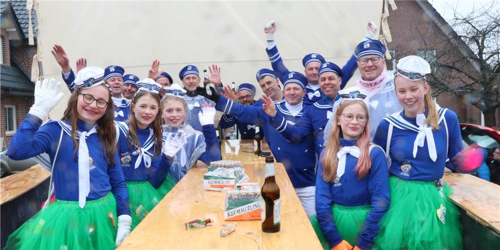 Auf einem großen Schiff segeln „De Tölpels“ durch den Ottensteiner Rosenmontagszug Mit Regencapes trotzen "De Tölpels" und ihre Töchter dem nass-kalten Wetter beim Ottensteiner Rosenmontagszug.