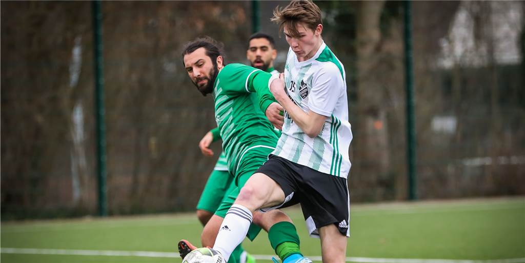 Jungspund Lukas Meyer ist nicht mehr wegzudenken aus der Innenverteidigung des BSV Schüren Lukas Meyer (r.) verpasste diese Saison erst ein Spiel in der Westfalenliga. Nun fällt er mit einem Fingerbruch aus.