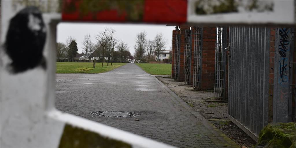 Laternen im Seepark: Anwohner fordern mehr Sicherheit für den Baukelweg Nachts ist es auf dem Baukelweg durch den Seepark stockdunkel. Laternen am Wegesrand gibt es hier nicht.