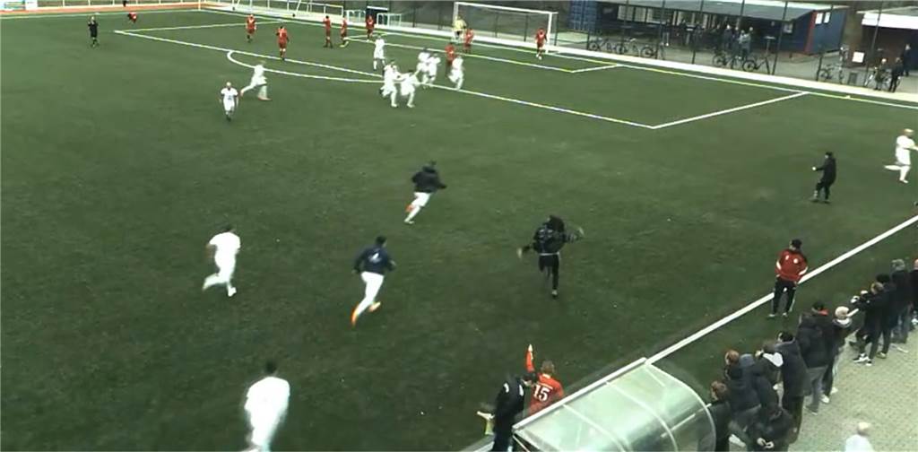 Nach Traumtor in der Nachspielzeit stürmen Auswechselspieler des FC Sarajevo-Bosna den Platz Nach dem Tor in der Nachspielzeit kannte der Jubel bei den Kickern des FC Sarajevo-Bosna keine Grenzen.