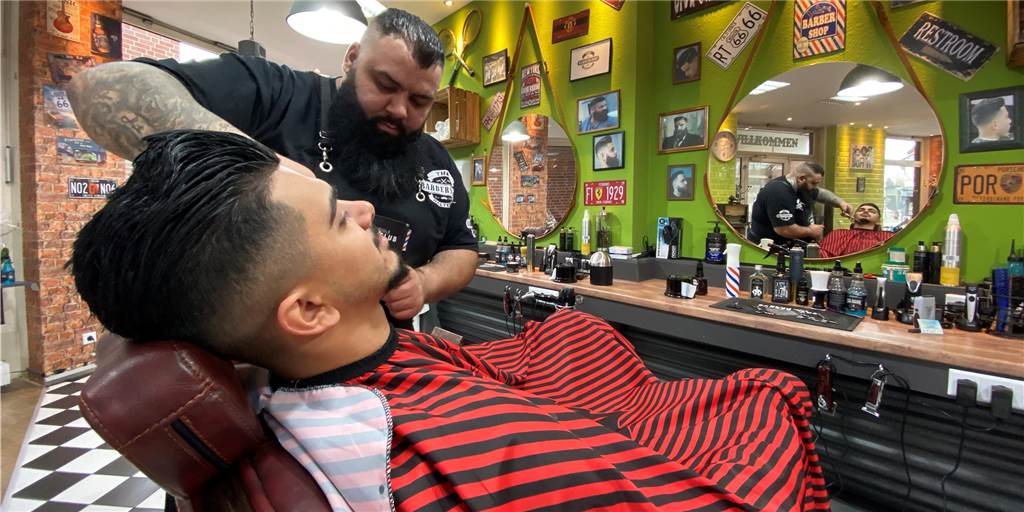 Mit Fotostrecke: Halterns erster Barbershop: „Wer hier rausgeht, der soll als Freund gehen“ Geschäftsführer Abdallah El Abdallah (hinten) hat "The Barbershop Haltern" vor drei Wochen eröffnet.