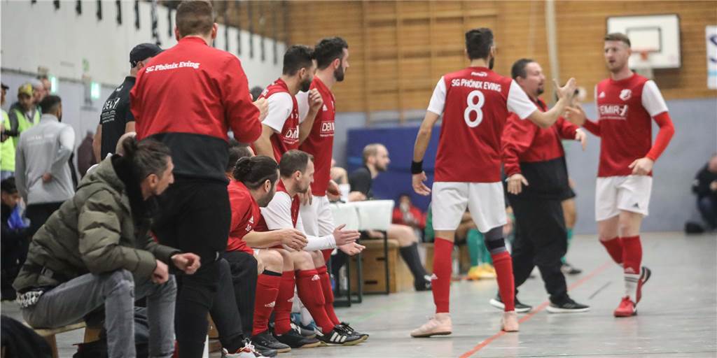 Mit Fanmarsch und unter Flutlicht: B-Liga-Spitzenspiel startet zur Primetime Die SG Phönix Eving liegt momentan in der Kreisliga B3 auf Rang zwei und kam bei der Hallenstadtmeisterschaft bis in die Zwischenrunde.