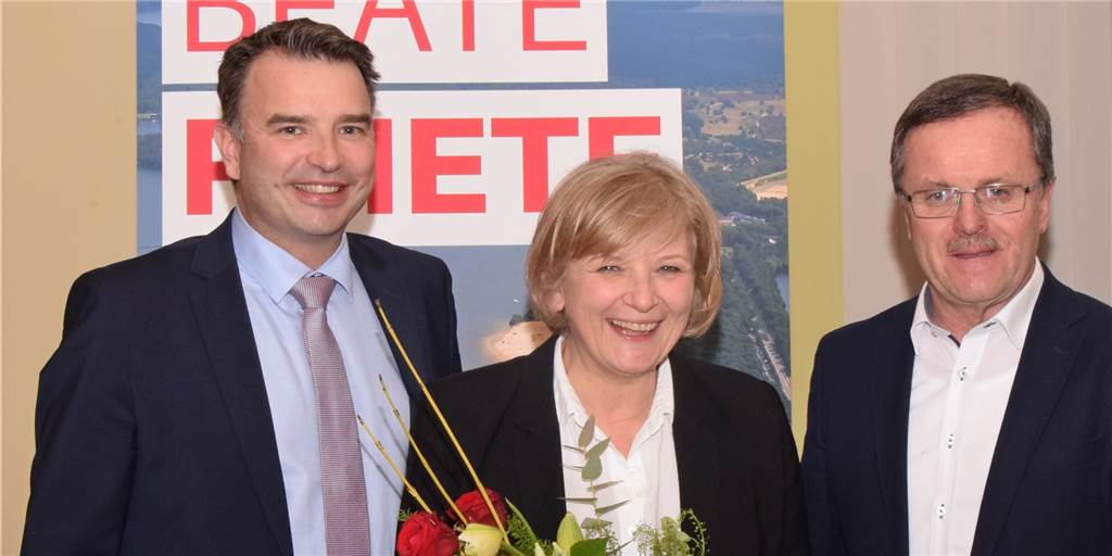 Halterner SPD feiert ihre Bürgermeisterkandidatin Beate Pliete mit stehenden Ovationen Landtagsabgeordneter Michael Hübner und Halterns SPD-Parteichef Heinrich Wiengarten (r.) gratulierten der soeben offiziell gewählten Bürgermeisterkandidatin Beate Pliete. Die freute sich riesig über hundertprozentige Zustimmung ihrer Parteifreunde.