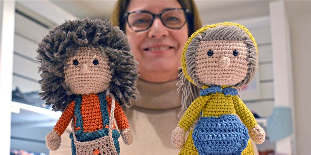 Mutter und Töchter erfüllen sich mit „Hänsel & Gretel“ einen Geschäftstraum Patricia Lobitz zeigt die beiden unverkäuflichen Maskottchen des neuen Kindermodengeschäfts Hänsel & Gretel.