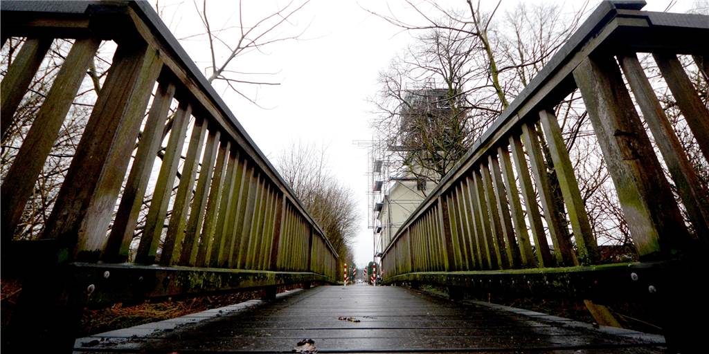 Geplante Fahrradbrücke über die Schlinge könnte am Hochwasserschutz scheitern So einfach wie bei dieser Brücke an der evangelischen Kirche in Oeding ist es leider nicht: Eine neue Brücke im Überschwemmungsgebiet der Schlinge wäre so nicht mehr genehmigungsfähig.