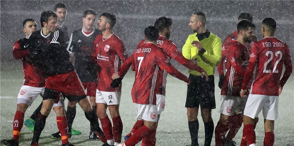 Rückstand, 70 Minuten Unterzahl, Schneetreiben - dann kommt Türkspor Dortmunds Zauberfuß Der TuS Eichlinghofen und Türkspor Dortmund lieferten sich in der Bezirksliga ein hitziges Spiel.