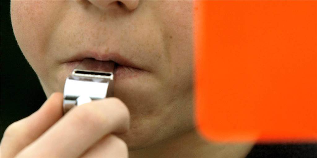 Die besten Schiedsrichter-Sprüche: „Ich gebe dir jetzt eine menschenfreundliche Gelbe Karte“ Schiedsrichter in Dortmund sind nicht immer komplett ernst, der eine oder andere lockere Spruch kommt auch mal über die Lippen.