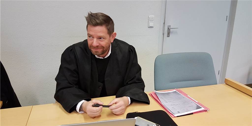 Sanitäter wollte Verletzten für tot erklären, doch der kontert: „Ich habe noch Puls“ Boris Strube verteidigt den Beschuldigten.