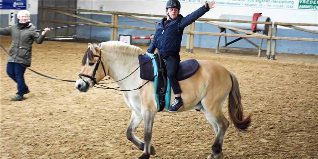 Therapiepferd Kalle lässt Sorgen vergessen – Vredener Reitverein hat dafür umgebaut Markus fühlt sich auf dem Pferd Kalle so wohl, dass er sogar Kunststücke macht.