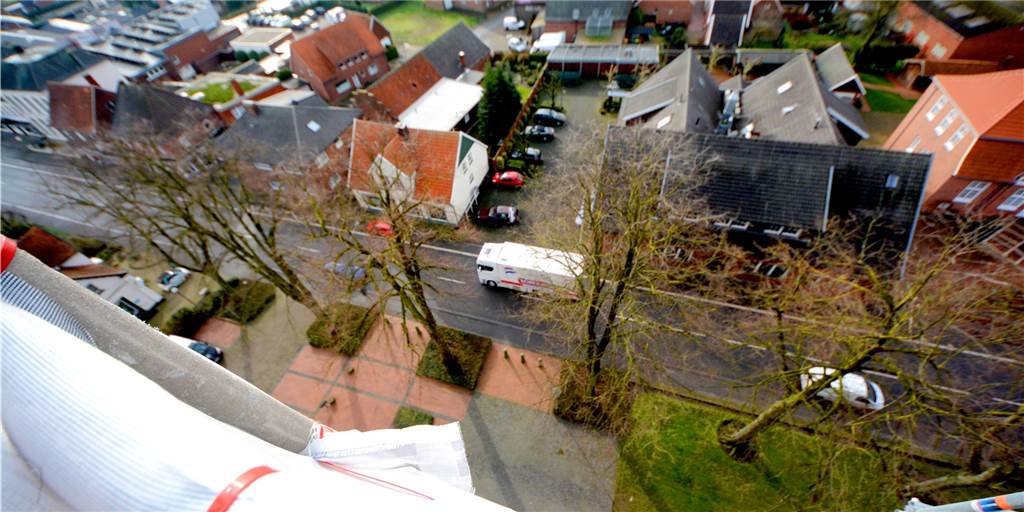 Mit Video: Über das Gerüst an der St.-Jakobus-Kirche über 14 Etagen hinauf bis zum Dach Das Gerüst am Turm der St.-Jakobus-Kirche: Hoch über der Jakobistraße wird gerade die Fassade der Kirche saniert.