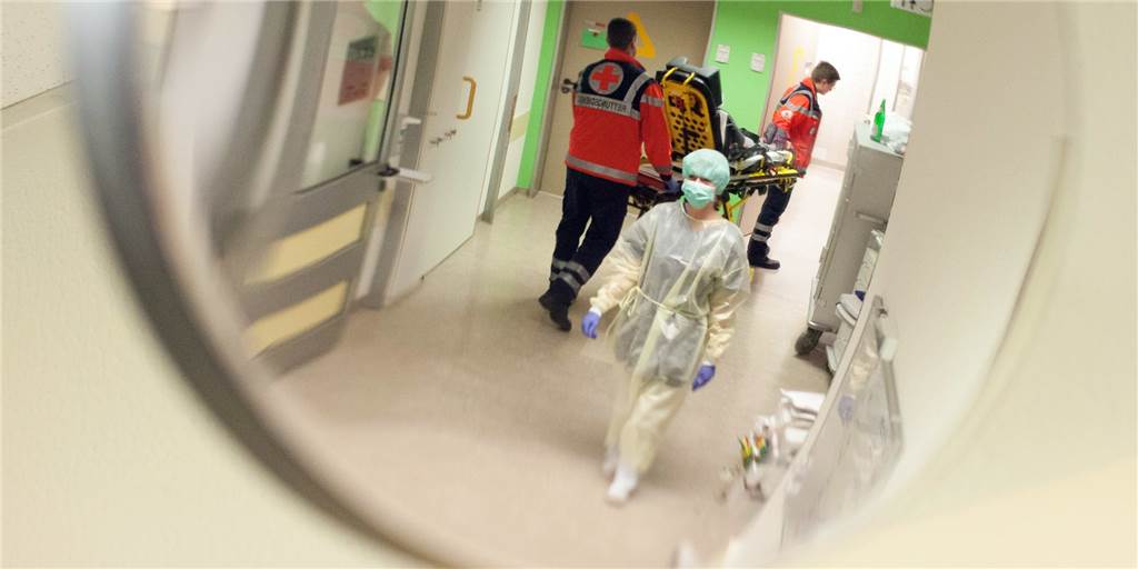 Coronavirus: Sechs Dortmunder wurden isoliert – Gesundheitsamt rechnet mit Krankheitsfällen Eine Krankenschwester läuft mit Mundschutz durch eine Notaufnahme.