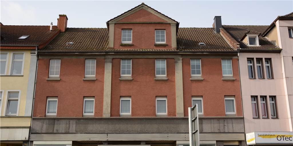 Das Haus mit der Nummer 54 auf der Kreisstraße steht leer - und zum Verkauf.