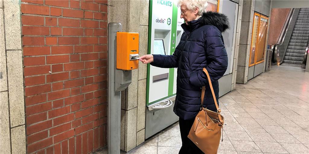 „Richtig peinlich“: Dortmunder schämen sich für ihren S-Bahnhof Der dreckige Zustand des B-Bahnhofs schockt die Dortmunderin, die erst vor kurzem vom Auto auf Bus und Bahn umgestiegen ist. Beiim letzten Besuch war unter dem Fahrkarten-Entwerter eine Urinpfütze.