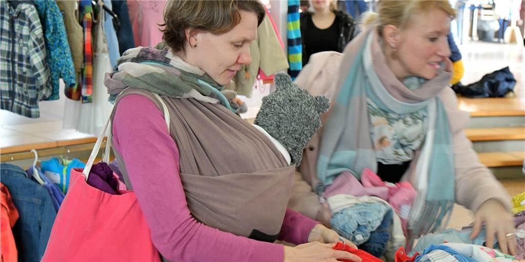 Schlangestehen für Kindermode und Spielzeug in der Gesamtschule Nordkirchen Schlangestehen für Kindermode und Spielzeug in der Gesamtschule Nordkirchen