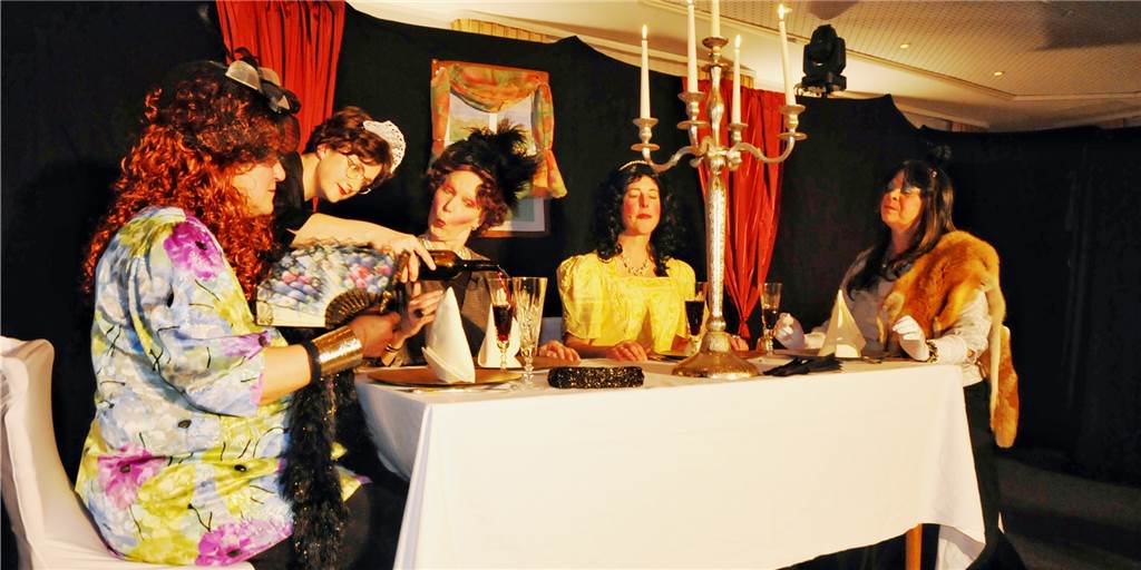 Die KFD-Theaterfrauen aus Ahle verraten auf der Bühne, was in jeder Frau steckt Mit zwei Aufführungen begeisterten die Theaterfrauen der KFD Ahle am Wochenende ihr Publikum in der Gaststätte Hovestadt.