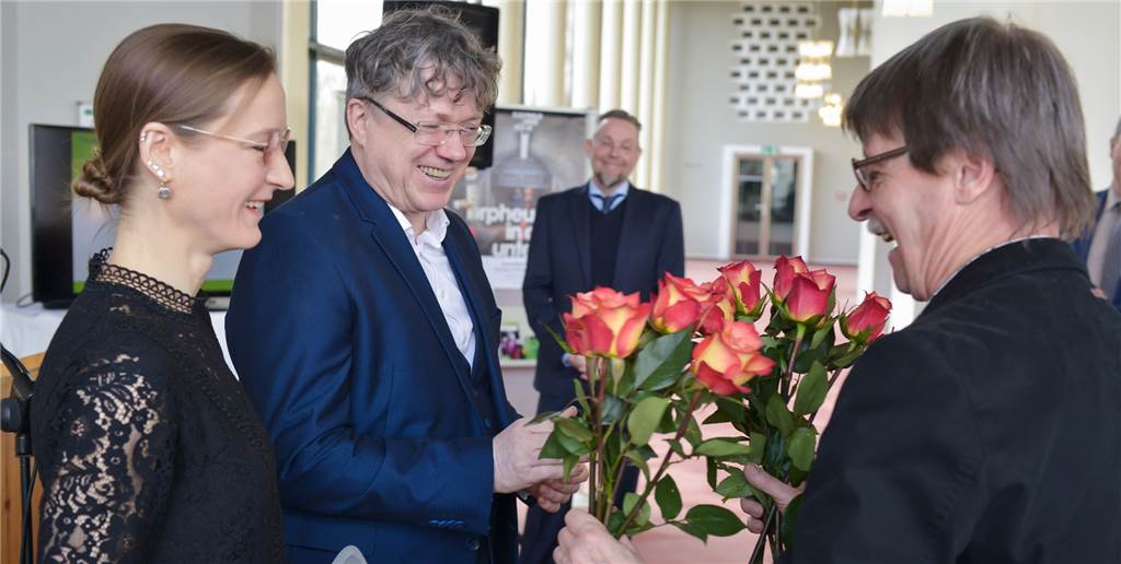 Stehende Ovationen für die neuen Lüner Kulturpreisträger Susanne Hocke und Jürgen Larys Rosen von Susanne Hockes Vater (r.) für das Preisträger-Paar Susanne Hocke und Jürgen Larys. Im Hintergrund freut sich Kulturbüroleiter Uwe Wortmann.