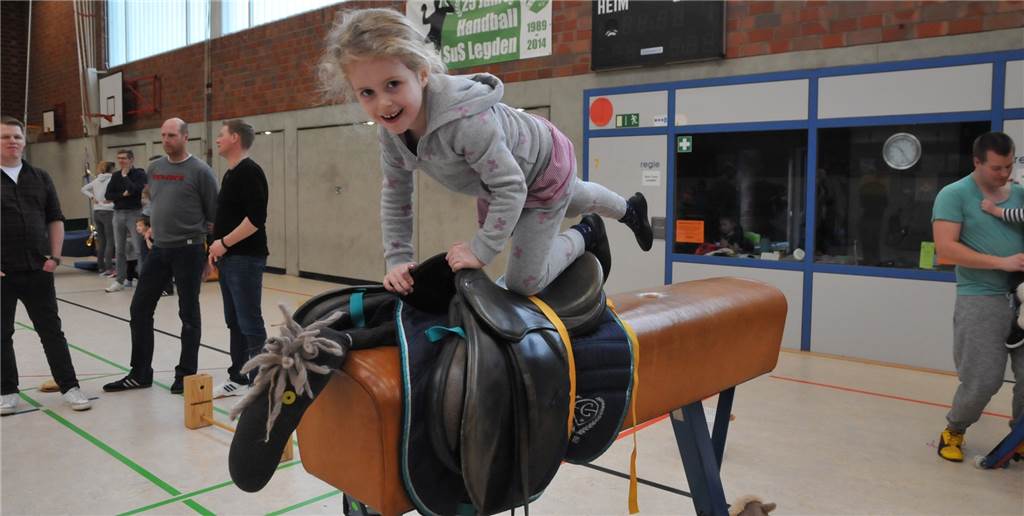 Familiensport beim SuS Legden: Manege frei für kleine Akrobaten Turnen auf dem Pferd war am Sonntag besonders bei den Mädchen gefragt.