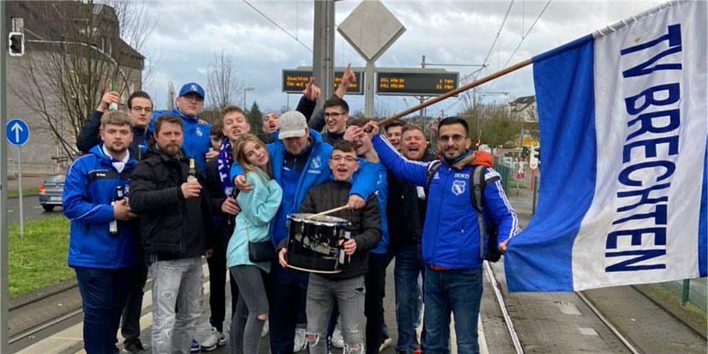 Im Video: TV Brechtens Fanmarsch zum Derby nötigt selbst dem Gegner Respekt ab Erst in der Bahn, dann durch den Wald zum Sportplatz. Die Fans vom TV Brechten sorgten für prächtige Stimmung beim Derby gegen Phönix Eving.
