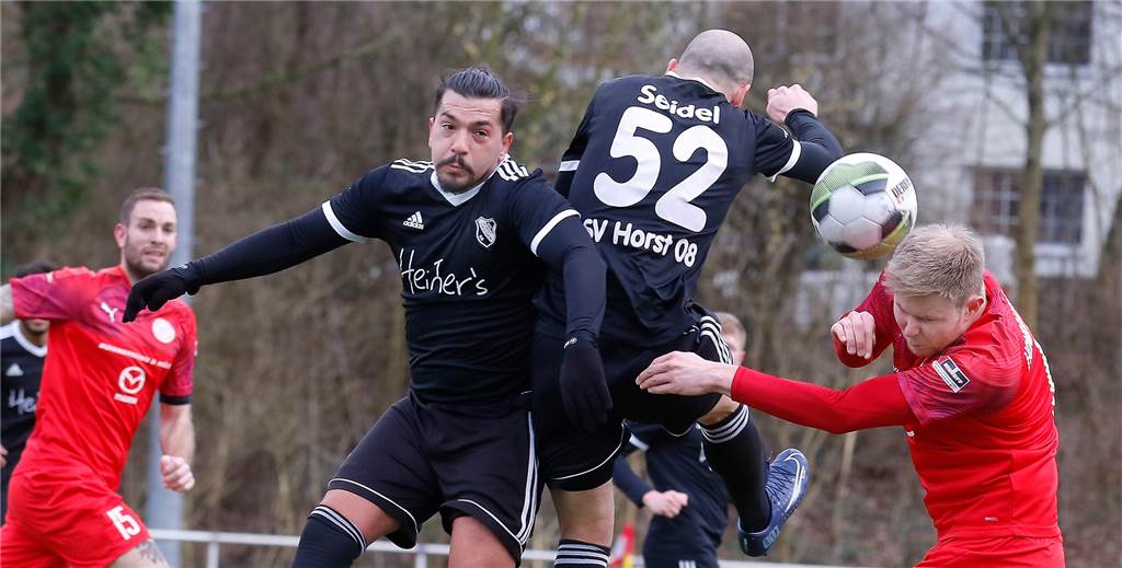 „Nackenschlag“ in der Nachspielzeit: Hombrucher SV erneut mit Negativerlebnis Der Hombrucher SV (in rot) hängt weiterhin im Abstiegskampf der Landesliga.