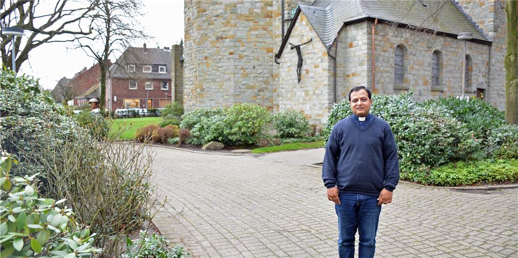 „Es war ein Schock für die Gemeinde“ - Pater Periya über die Situation in St. Johannes Pater Periya vor der St. Johannes Kirche