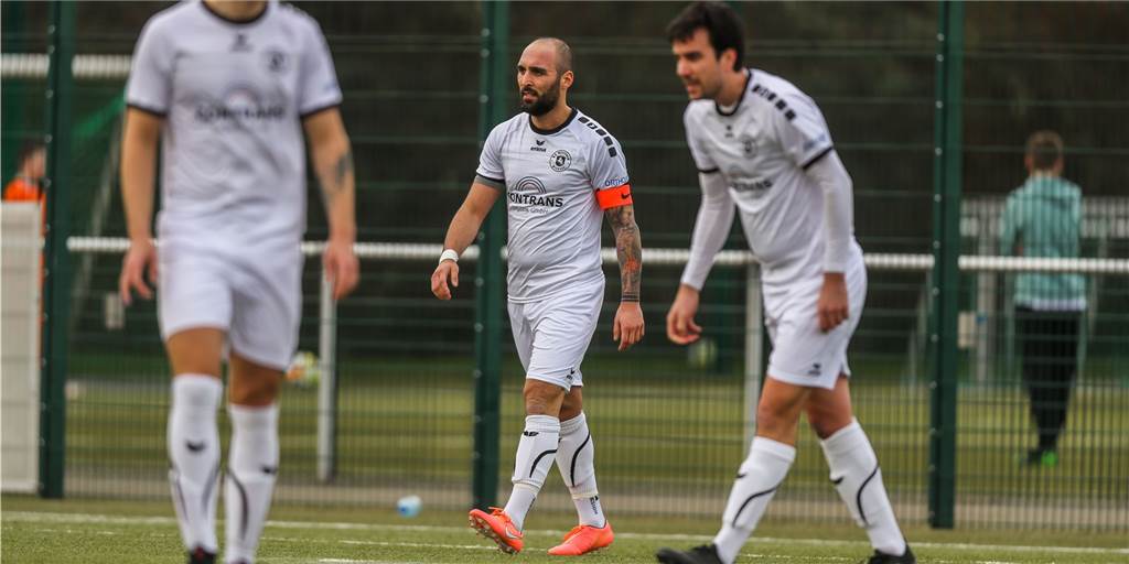 Dilettantische Abwehrfehler - Westfalia Wickede strauchelt weiter durch die Liga In der Abwehr stand Westfalia Wickede und Kapitän Anil Konya (Mitte) erneut nicht gut. FOTO