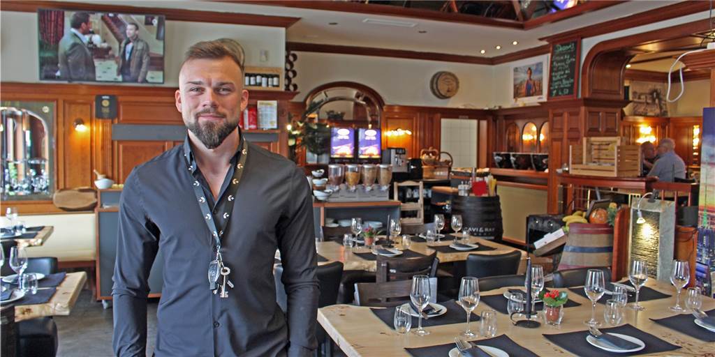 Neues Restaurant im Dortmunder Westen verspricht feine Küche auf Sterne-Niveau Dino Dzaferoski im betont rustikal eingerichteten Restaurant „Rio“ im Hotel Specht an der Limbecker Straße in Lütgendortmund