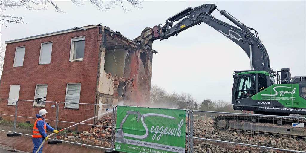 Mit Video: Alte Lichtgitter-Gebäude jetzt dem Erdboden gleichgemacht Mit der Abbruchschere hat sich der Bagger am Montag durch das ehemalige Lichtgitterverwaltungsgebäude gefressen.