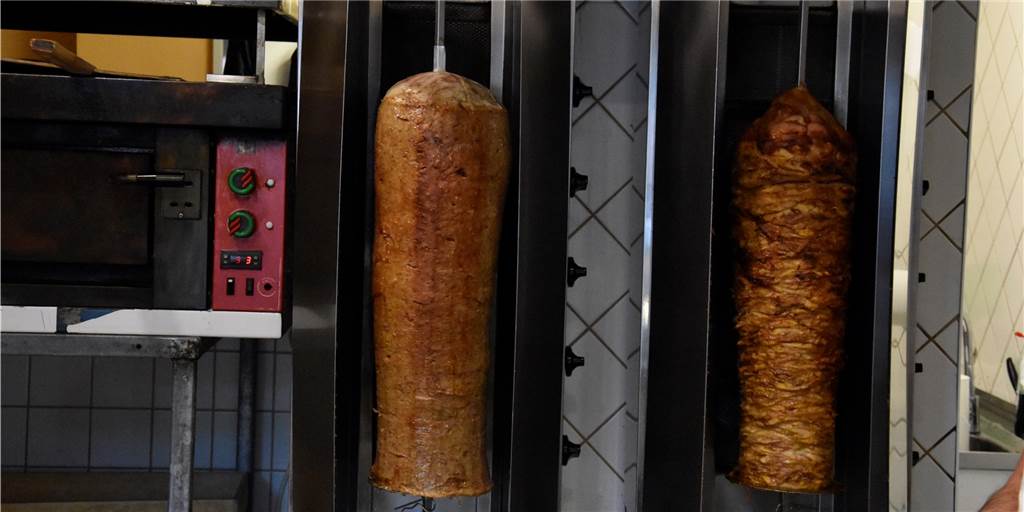 Nach Döner-Diskussion: Welche Richtlinien machen den Döner zum Döner? Nicht jeder Döner ist, rein bürokratisch gesehen, wirklich ein Döner. Wie auch für Bier gibt es für Dönerspieße besondere Richtlinien.