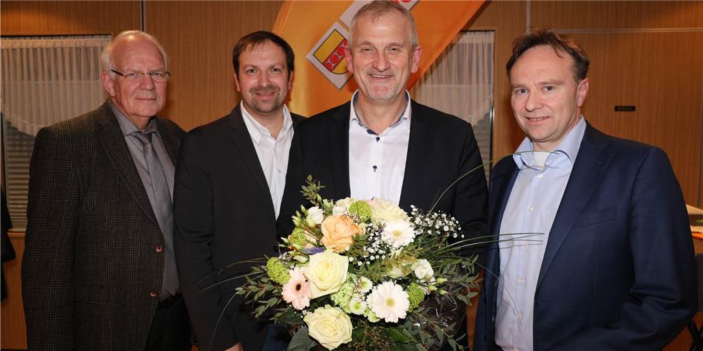 Stadtlohner CDU steht geschlossen hinter ihrem Bürgermeisterkandidaten Günter Wewers Glückwünsche zur Nominierung: Günter Wewers (3.v.l.) mit Bürgermeister Helmut Könning, dem CDU-Stadtverbandsvorsitzenden Dr. Markus Könning und Landrat Dr. Kai Zwicker (v.l.)