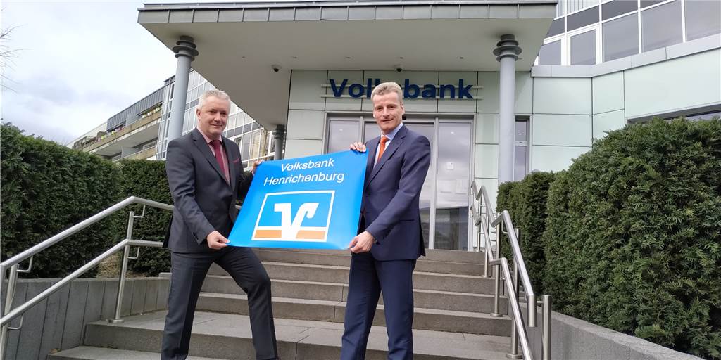 Volksbank Henrichenburg hat neues Niederlassungskonzept und neuen Leiter Das ist die Volksbank Henrichenburg. Oliver Baron (l.) ist seit März 2020 der neue Leiter der Niederlassung. Rechts Volksbank-Vorstand Gregor Mersmann.