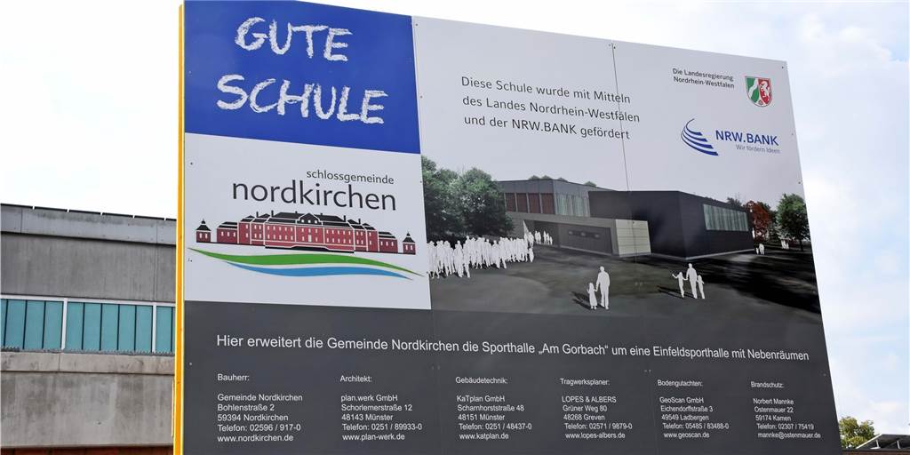 Neue Sporthalle in Nordkirchen soll bald eröffnet werden Das Plakat auf dem Parkplatz vor der alten Turnhalle zeigt, wie der Neubau später aussehen soll. Bald soll die Sporthalle eröffnet werden.