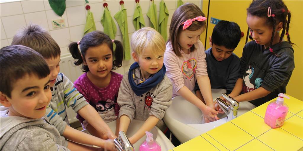 Mit Begeisterung waschen sich die Kinder im Familienzentrum Im Roten Haus die Hände nach den neuen Hygiene-Regeln.