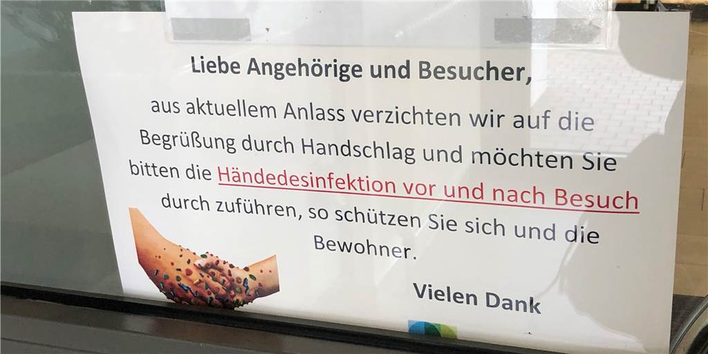 Schilder wie dieses im Bonifatius-Altenheim in Unna stehen derzeit in vielen Seniorenwohneinrichtungen im Kreis Unna.