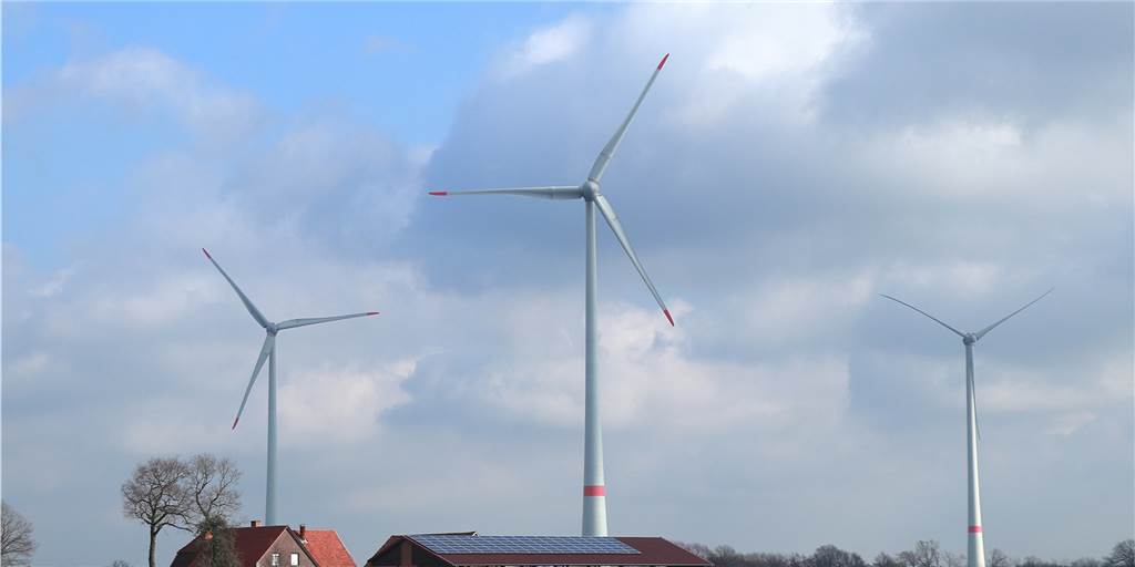 Drei der bereits bestehenden fünf Windräder im Lüntener Feld. Zwei weitere Windkraftanlagen sind geplant.