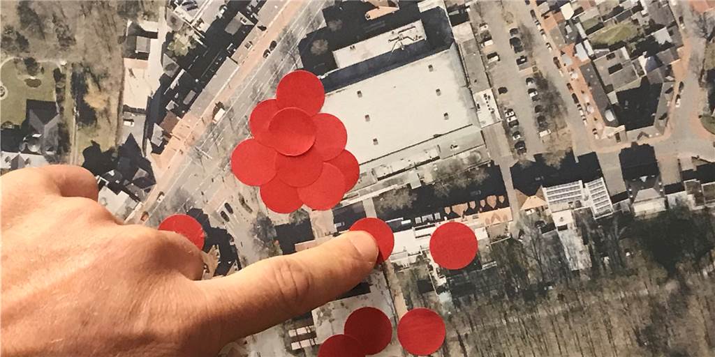 Unattraktive Orte: Beim Marienplatz sehen die Ahauser rot Mehr rote Punkte passten nicht auf die Fläche: Die Workshop-Teilnehmer wurden gebeten, unattraktive Orte in der Innenstadt zu markieren. Ganz klarer Sieger: der Marienplatz zwischen Bahnhofstraße, Domhof und Van-Delden-Straße.