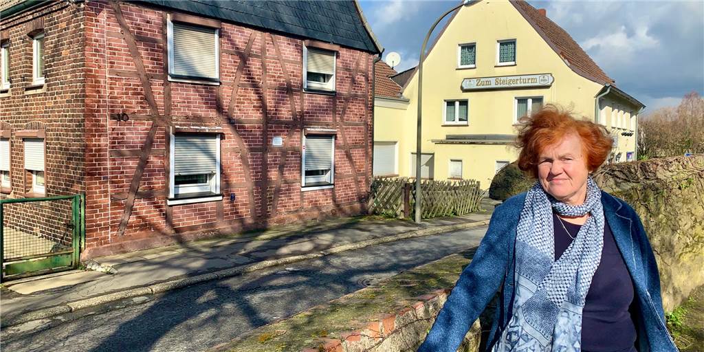 Historische Häuser in Dortmund vor dem Abriss – doch Annette Wilmsmann (67) will kämpfen Annette Wilmsmann auf ihrem Hof. Im Hintergrund die beiden Häuser, die abgerissen werden sollen.