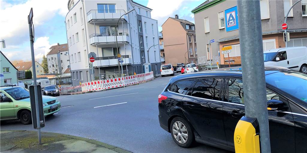 Schicker Neubau in Dortmund mit Schönheitsfehlern: Tickende Ampeln nerven die Bewohner An den Neubau grenzen zehn Ampeln mit einem ständigen Auffindungssignal für Blinde und sehbehinderte Menschen. Die Bewohner fühlen sich davon gestört und wünschen sich, dass die Lautstärke reduziert wird.