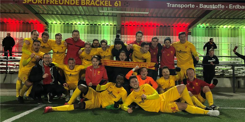 SF Brackel gelingt das, was Oberligisten und Westfalenligisten nicht geschafft haben Die Spieler der Sportfreunde Brackel 61 freuen sich über den Sieg gegen Türkspor.