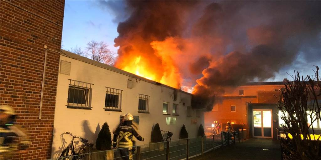 Bilder und ein Video: Sonnenstudio an der Bahnhofstraße stand lichterloh in Flammen Flammen schlagen aus dem Sonnenstudio an der Bahnhofstraße. Die Feuerwehr ist im Einsatz.