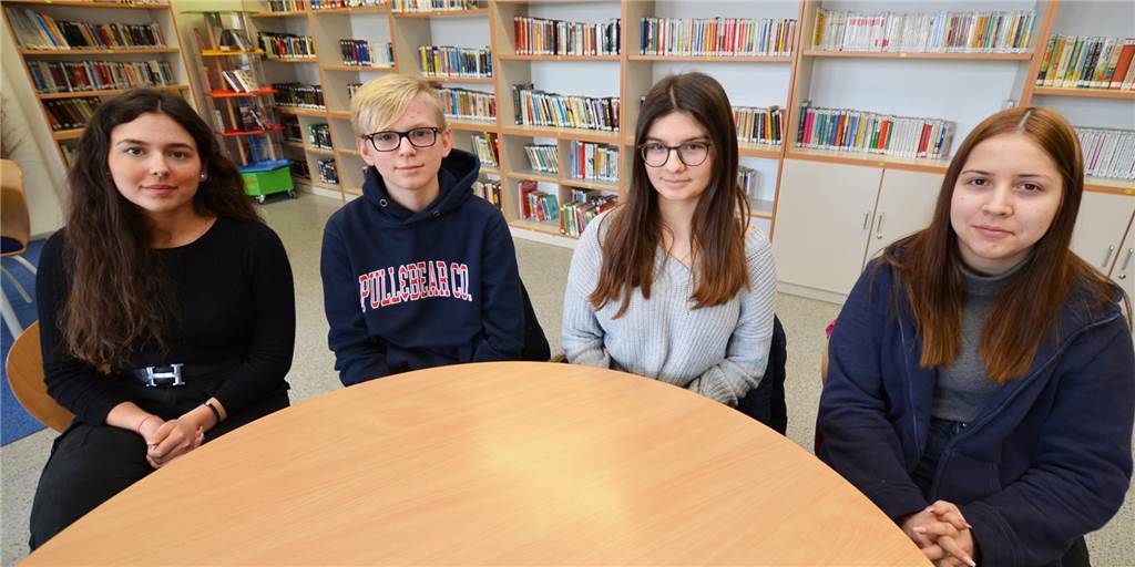 „Starke Werte – neue Wege“: Albert-Schweitzer-Realschule wird 100 Jahre alt (mit Video) Semra, Kilian, Paraskevi und Thea (v.l.) schwören auf den Zusammenhalt unter den Netter Realschülern und erklären wofür ihre Schule steht.