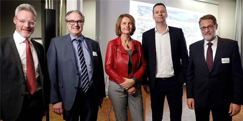 Dr. Josef Mühlenbrock, Leiter des Römermuseums (l.), begrüßte beim Energiegespräch (v.l.): Carsten Schier (Stadtwerke Geschäftsführer), Gunda Röstel, Dr. Thomas Hüwener, und Dr. Bernhard Klocke (Stadtwerke Geschäftsführer).